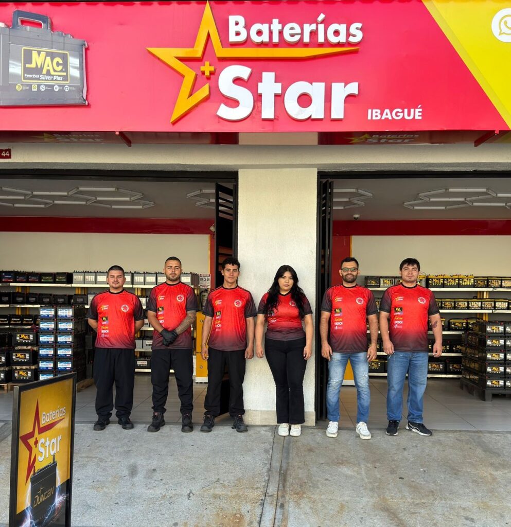 Equipo de Baterías Star en su tienda de Ibagué