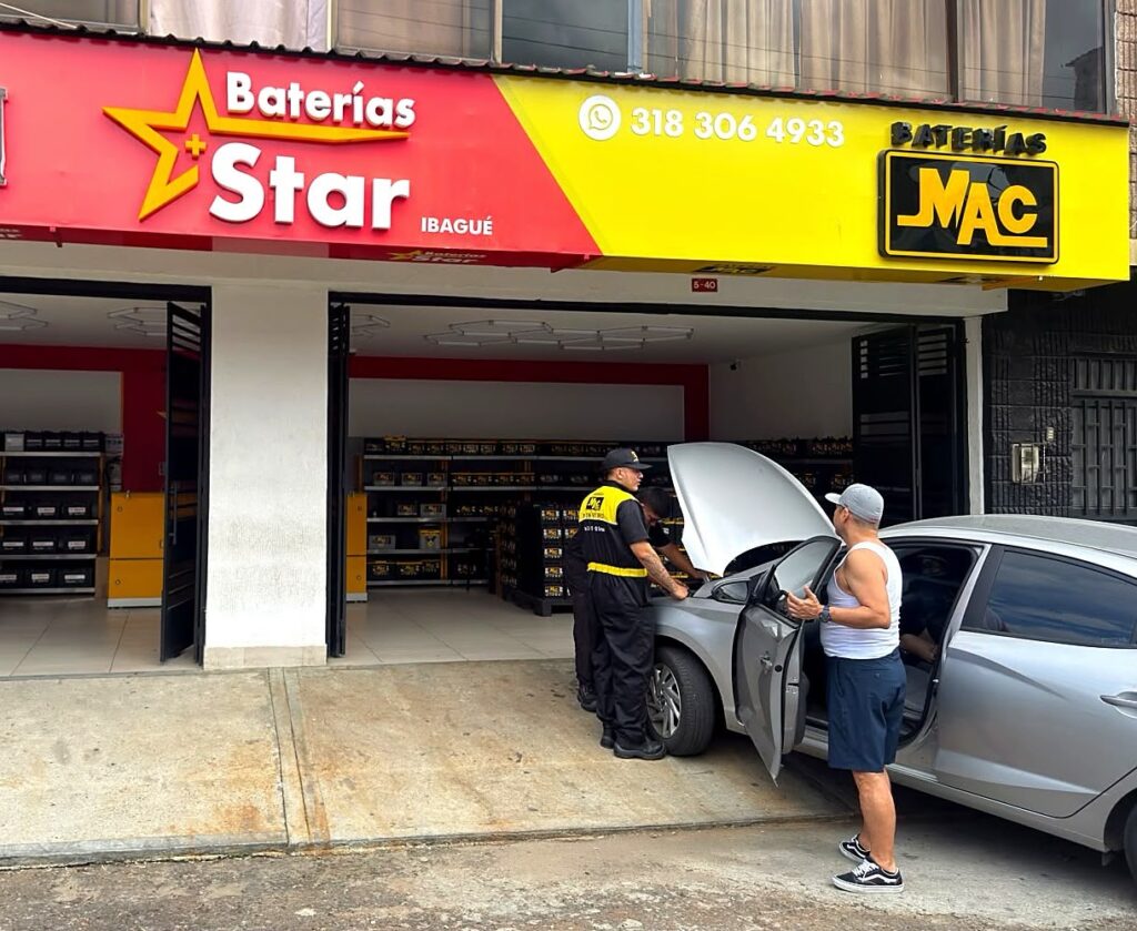 Equipo de Baterías Star en su tienda de Ibagué